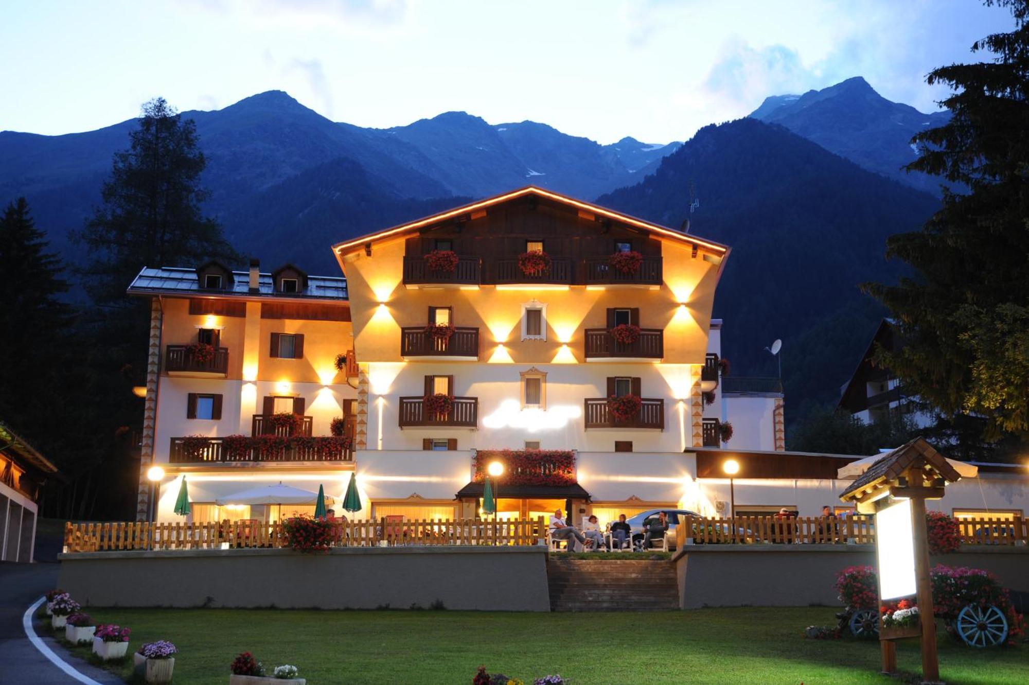 Hotel Alpino Wellness & Spa ペーイオ・フォンティ エクステリア 写真